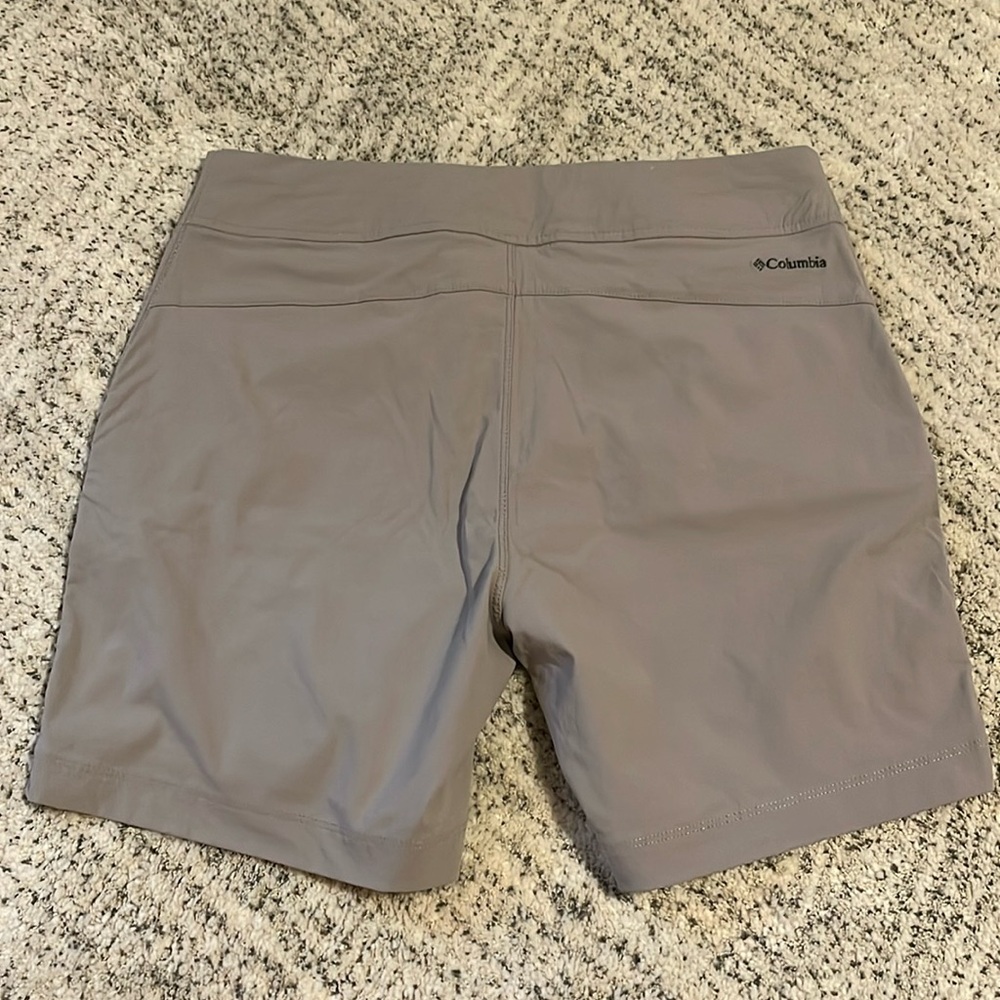 Columbia sz 8 w/ 6 in length. Gray NWOT. Pet & Smoke FREE home.